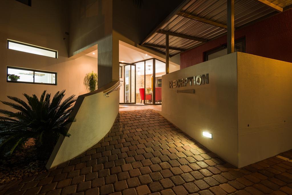 Montebello Guesthouse ウィントフーク エクステリア 写真